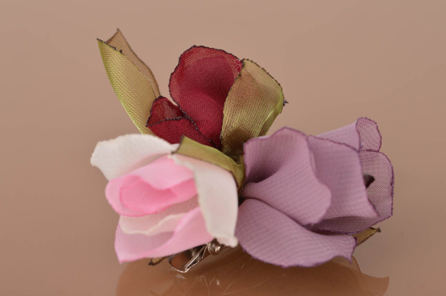Красивая женская брошь заколка из ткани с цветами ручной работы Букет роз фото 2