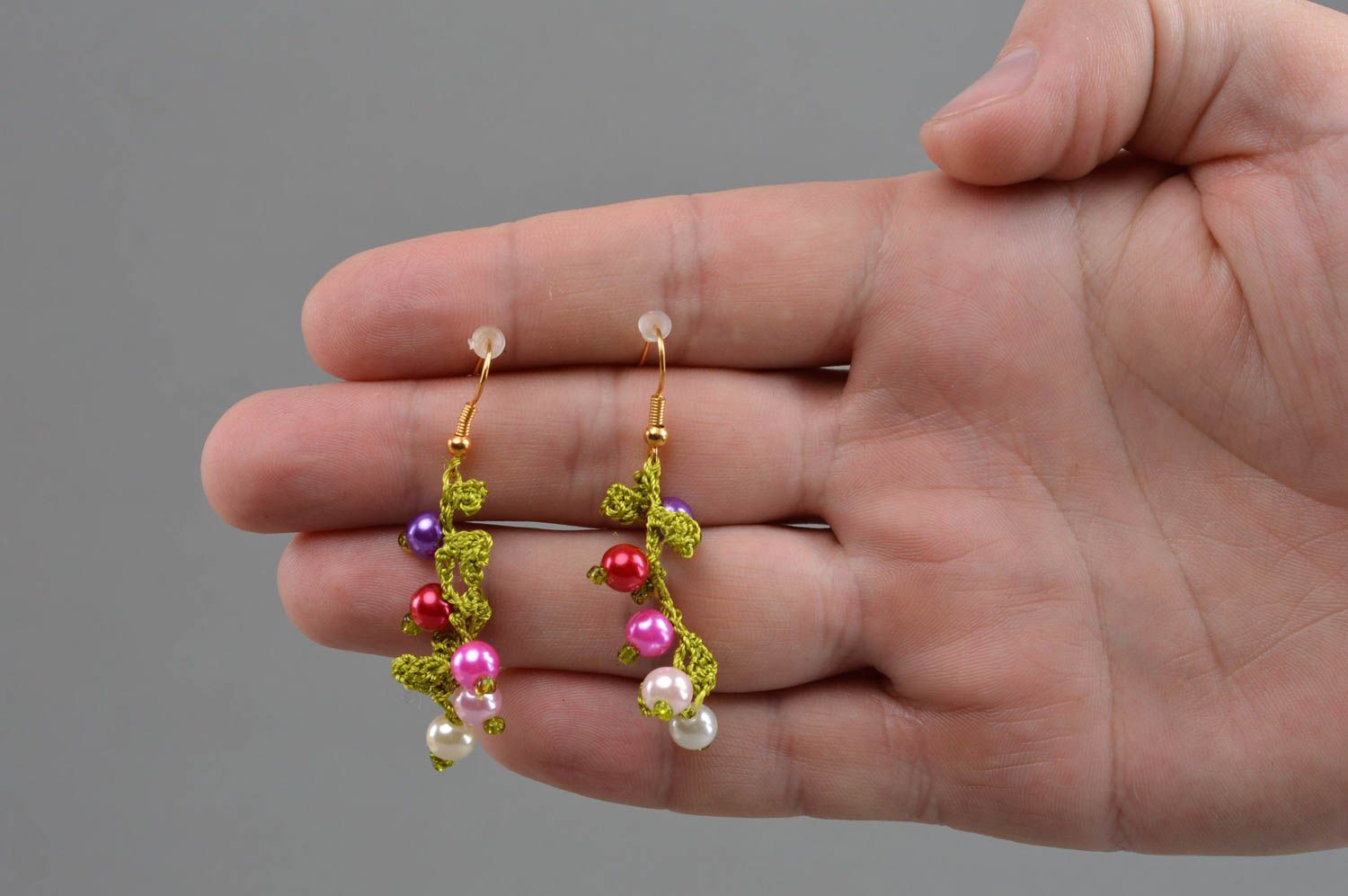 Boucles d'oreilles en fils faites main vertes avec perles fantaisie multicolores photo 4