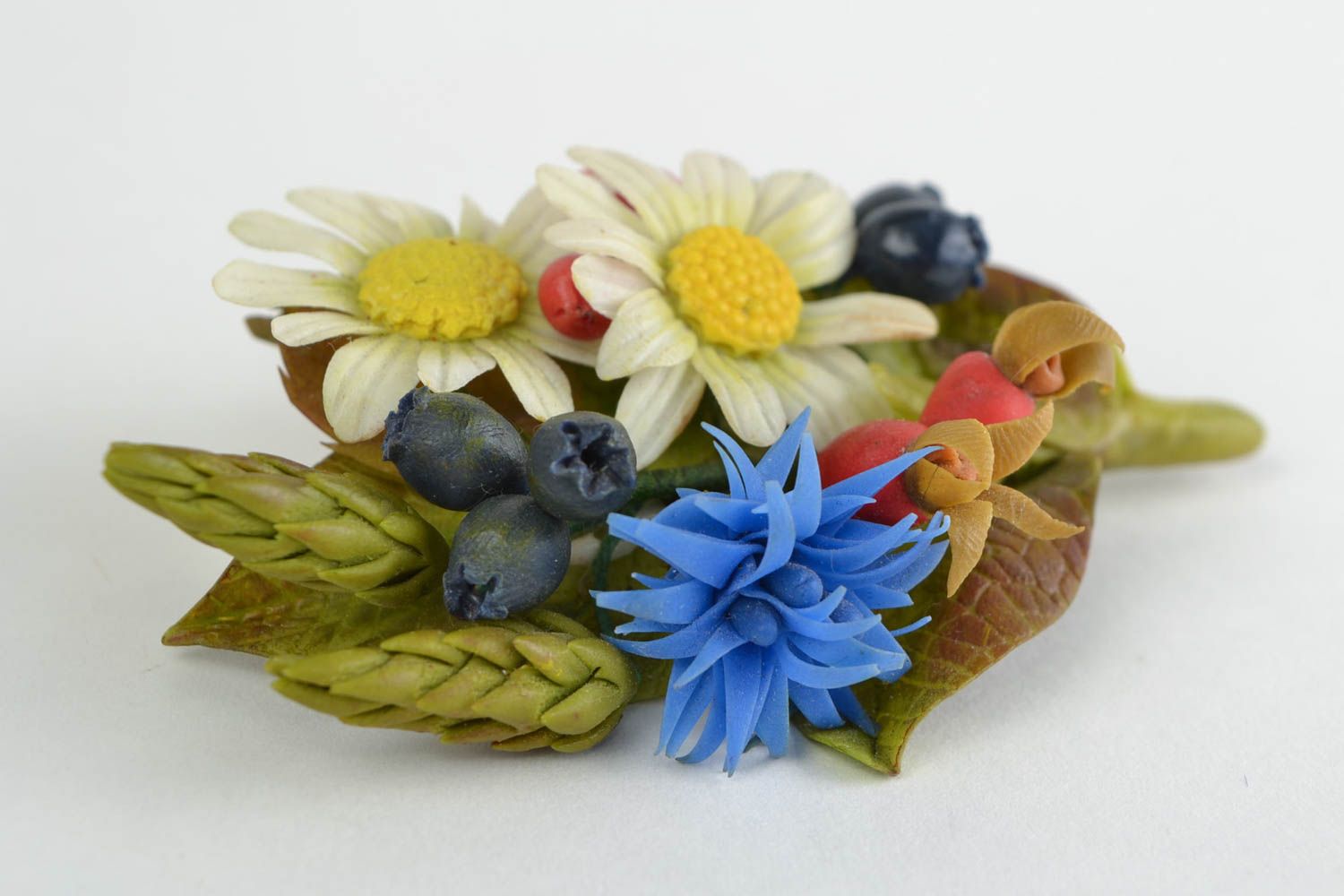 Damen Brosche mit Blumen und Beeren Kornblumen und Kamillen handmade Schmuck foto 1