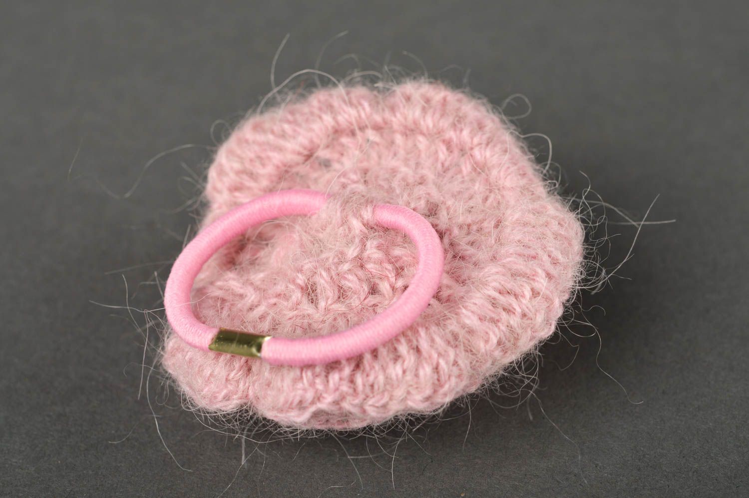 Детская резинка ручной работы аксессуар для волос резинка крючком розовая фото 3