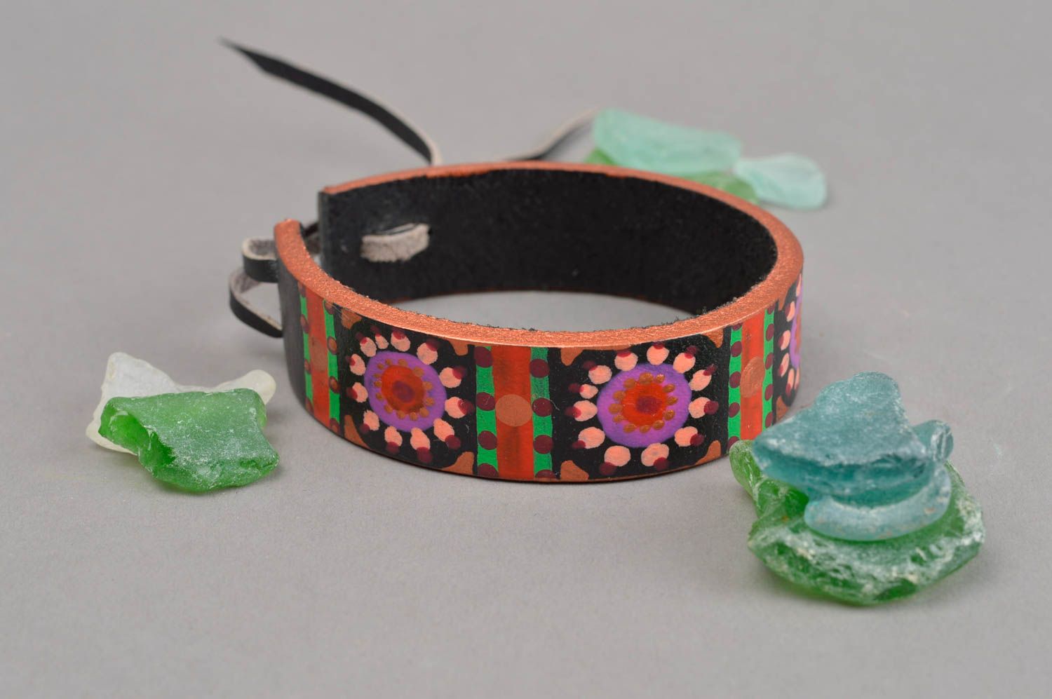 Pulsera de cuero hecha a mano regalo original brazalete artesanal con ornamentos foto 1