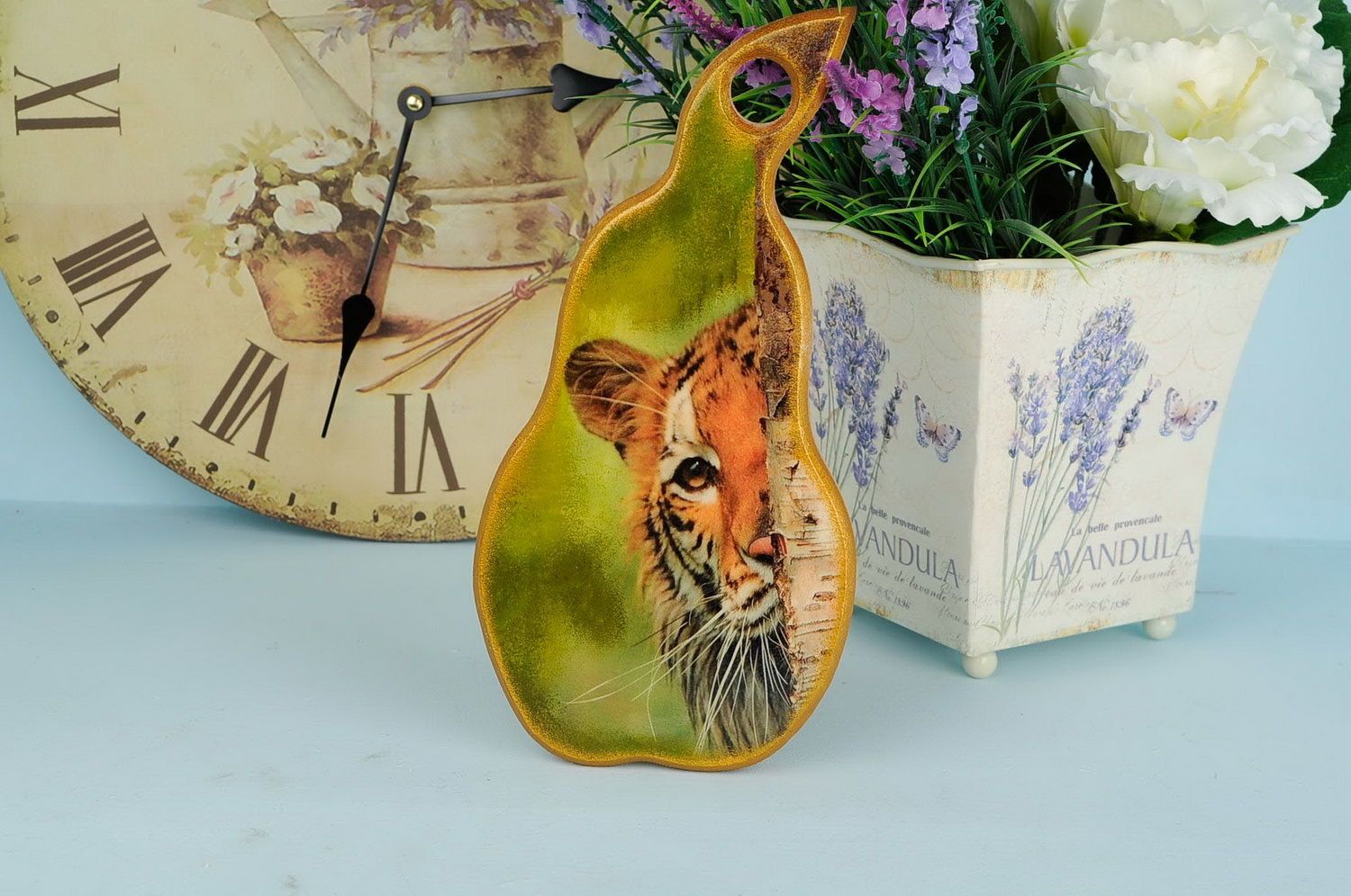 Chopping board in the shape of pear with the image of tiger photo 1