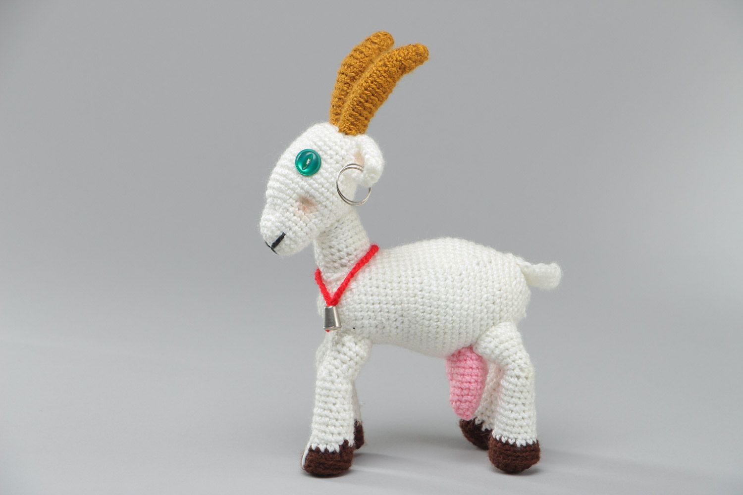 Weißes handgemachtes kuscheliges Spielzeug Ziege aus Acrylfäden gehäkelt für Kinder foto 2