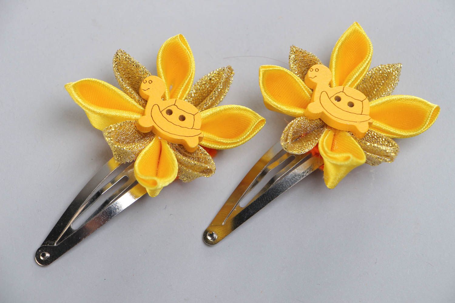 Grelles gelbes Blumen Haarklemmen Set aus Atlasbändern 2 Stück handmade Schildkröten  foto 2