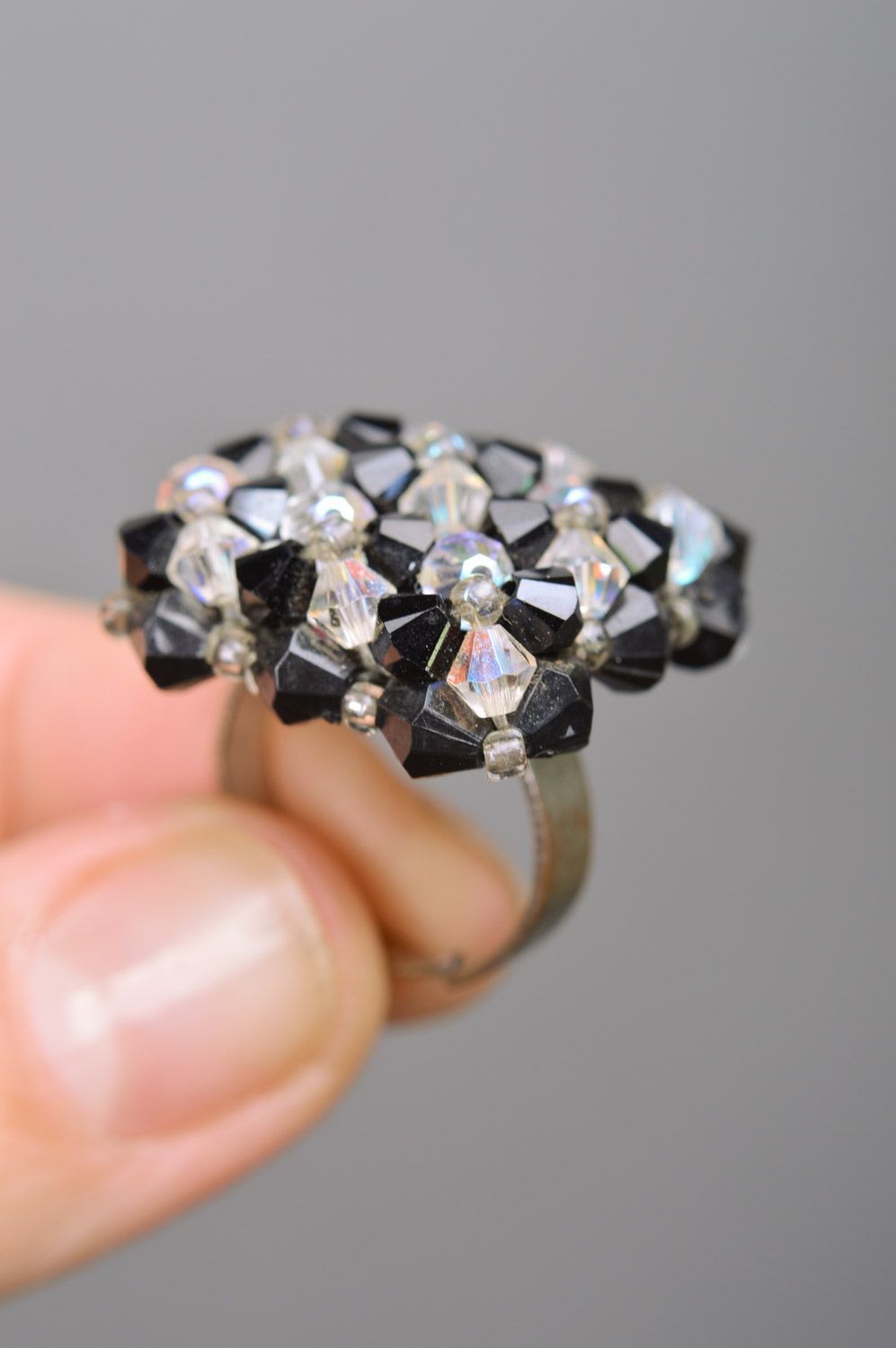 Weiß schwarzer quadratischer handgemachter Ring aus Glasperlen auf  Metalbasis für Frauen foto 3