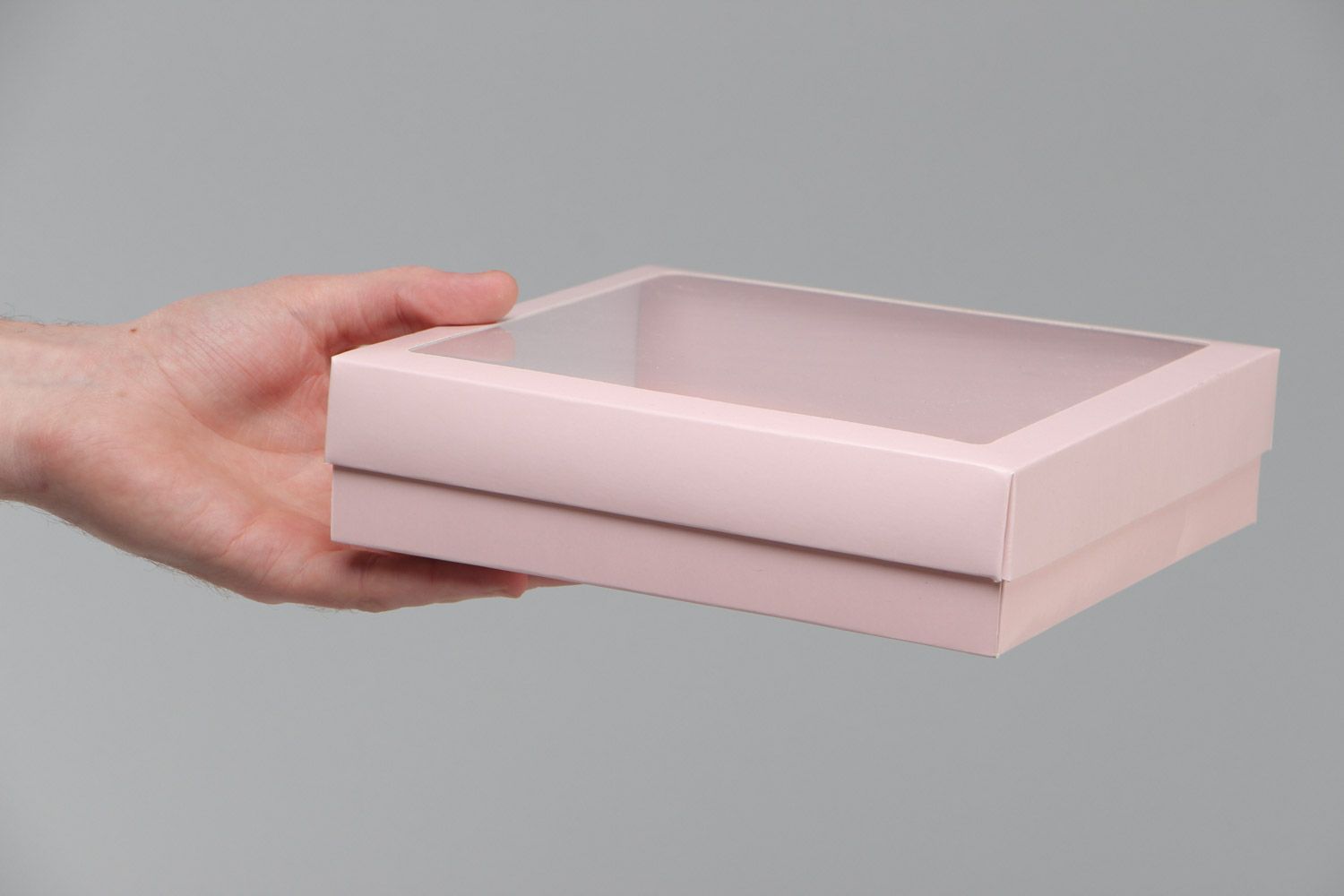 Розовая подарочная коробка с прозрачной крышкой из картона ручной работы фото 5