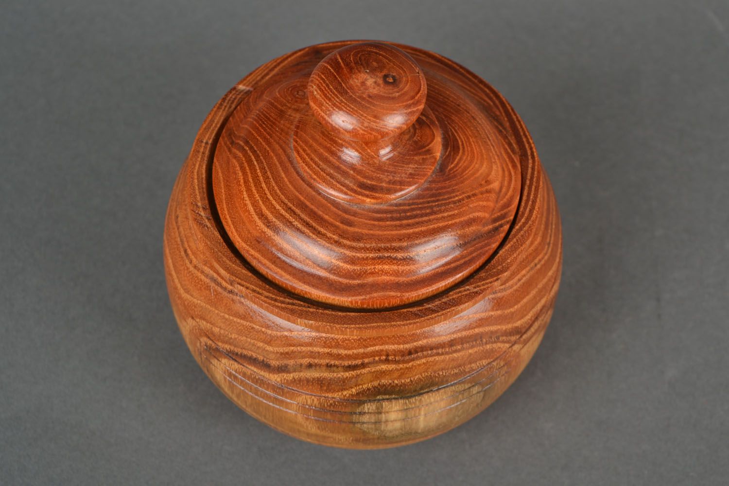Wooden varnished pot photo 4