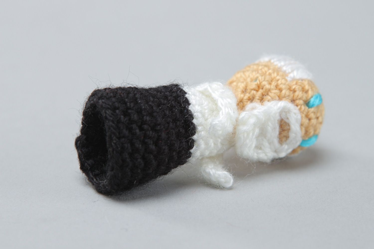 Petite marionnette à doigt grand-père tricotée au crochet faite main originale photo 3