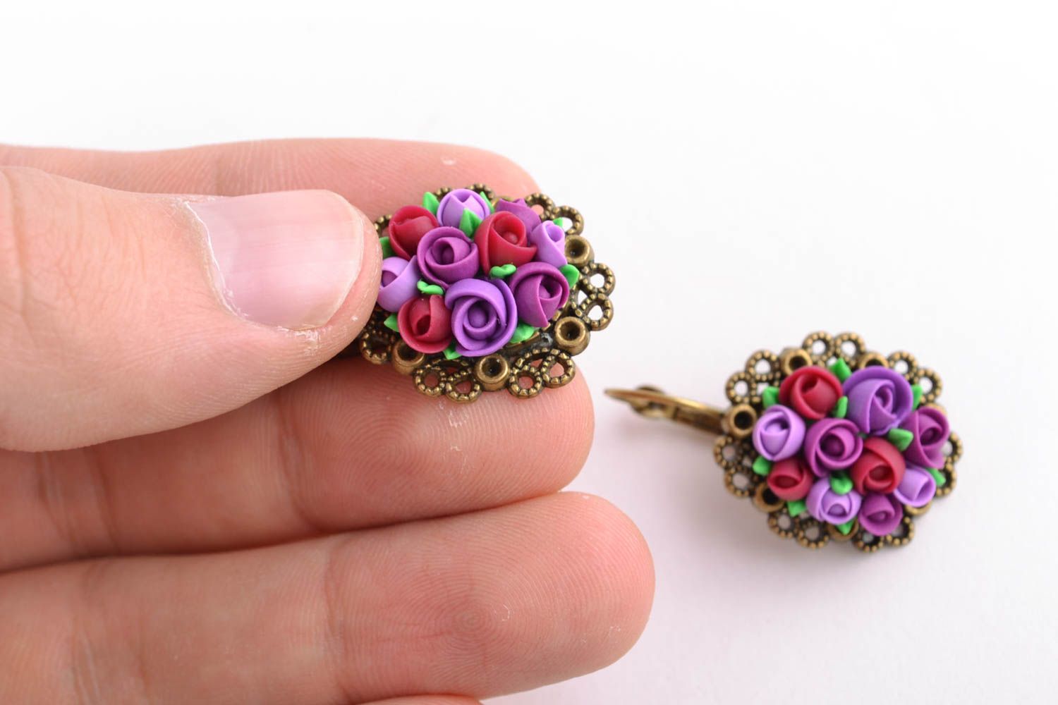 Boucles d'oreilles fleurs en pâte polymère et métal faites main pour femme photo 5