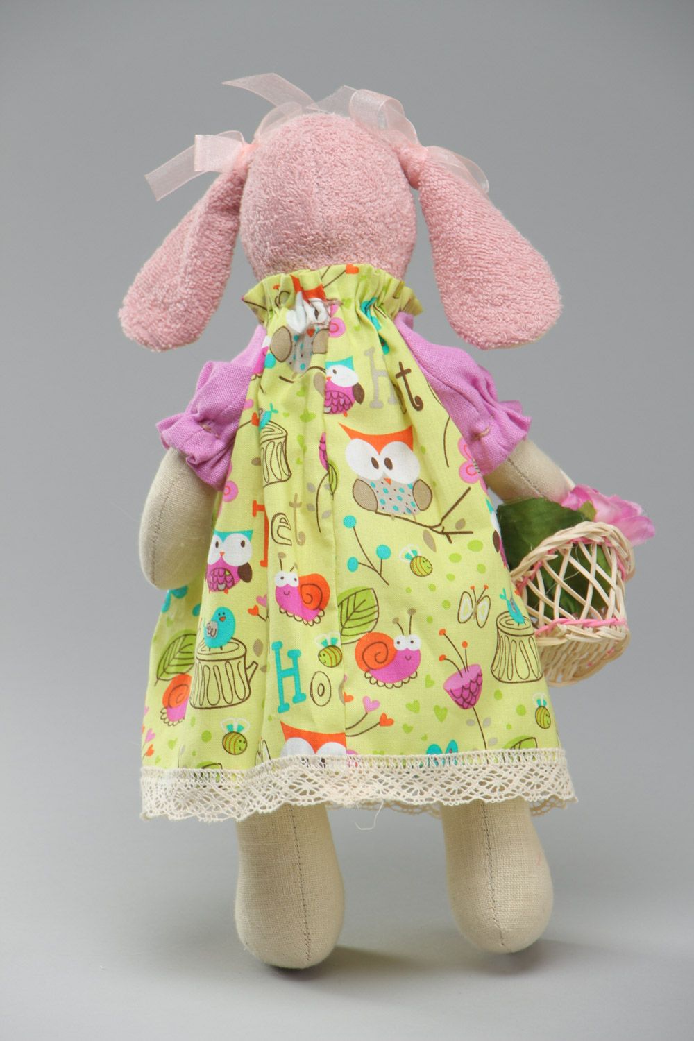 Красивая мягкая игрушка овечка ручной работы из льна в платье с корзинкой фото 4