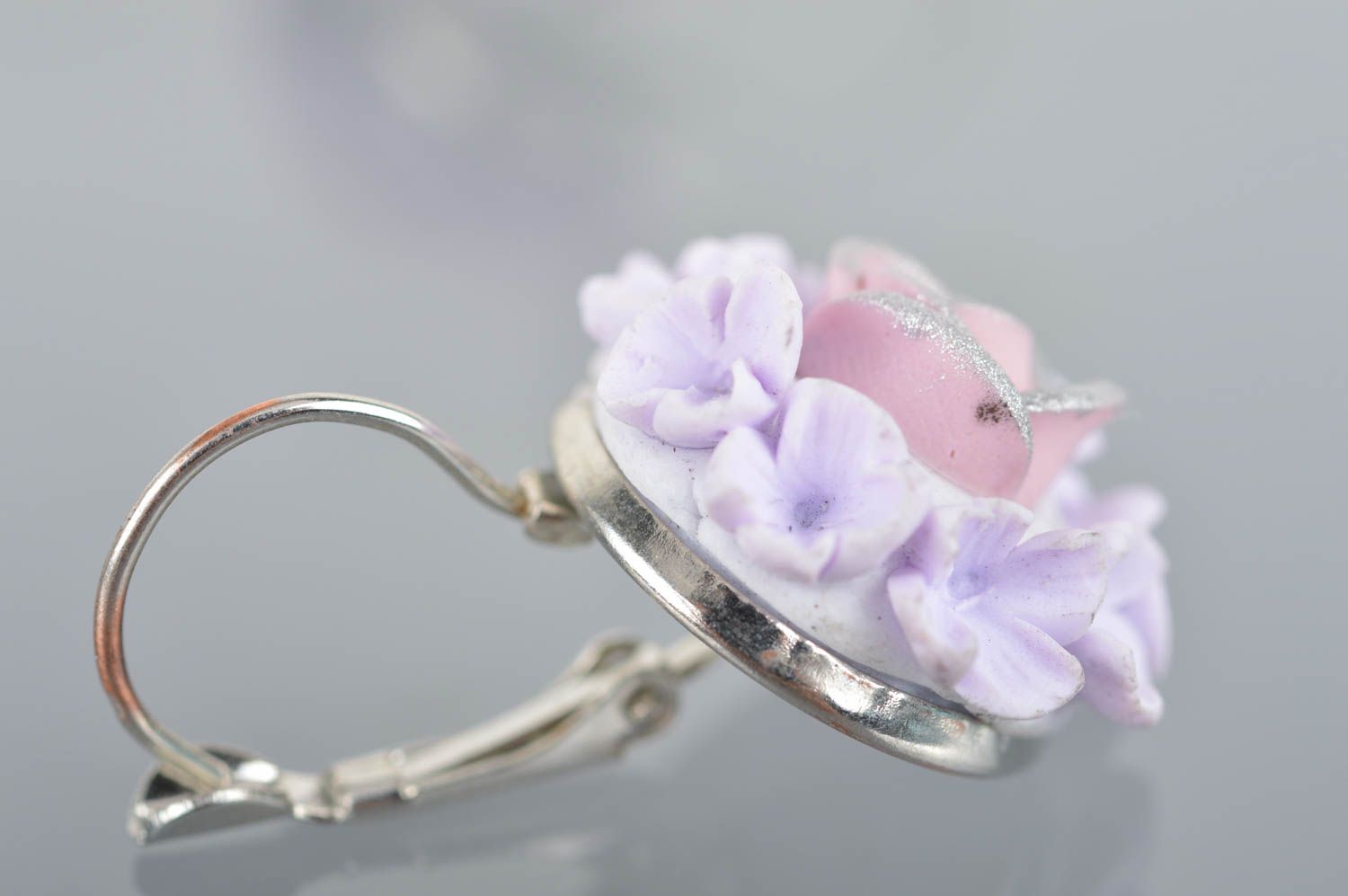 Violette helle handgemachte Ohrringe aus Polymerton mit Anhängern schöne Blumen foto 4