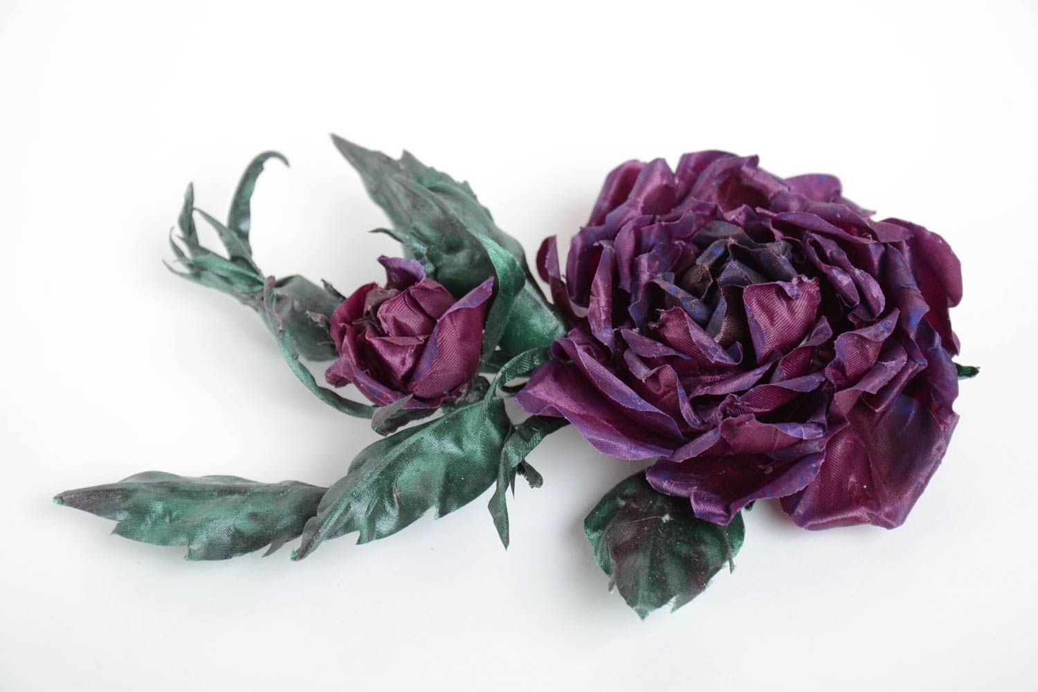 Брошь-заколка из ткани ручной работы авторская в виде фиолетового цветка фото 2