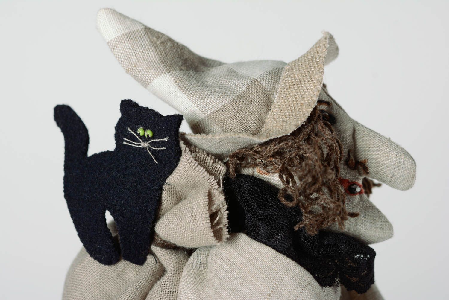 Petite poupée en tissu grise faite main Sorcière sur un balai avec chat  photo 3