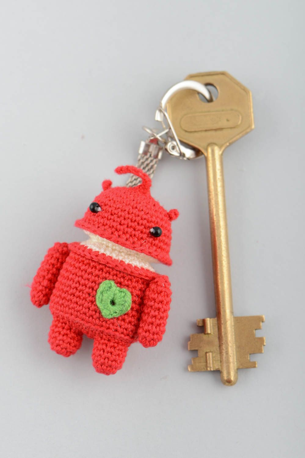 Handgemachter gehäkelter Schlüsselanhänger aus Stoff Amigurumi Android in Rot foto 4