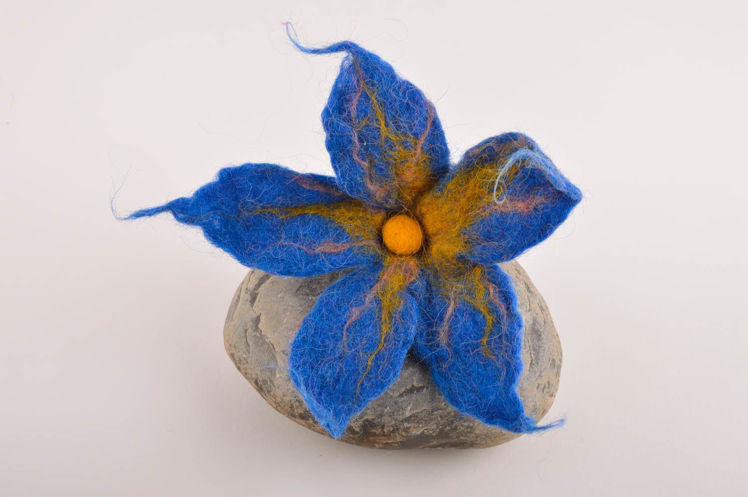 Брошь ручной работы украшение из шерсти валяная брошь в виде синего цветка фото 1