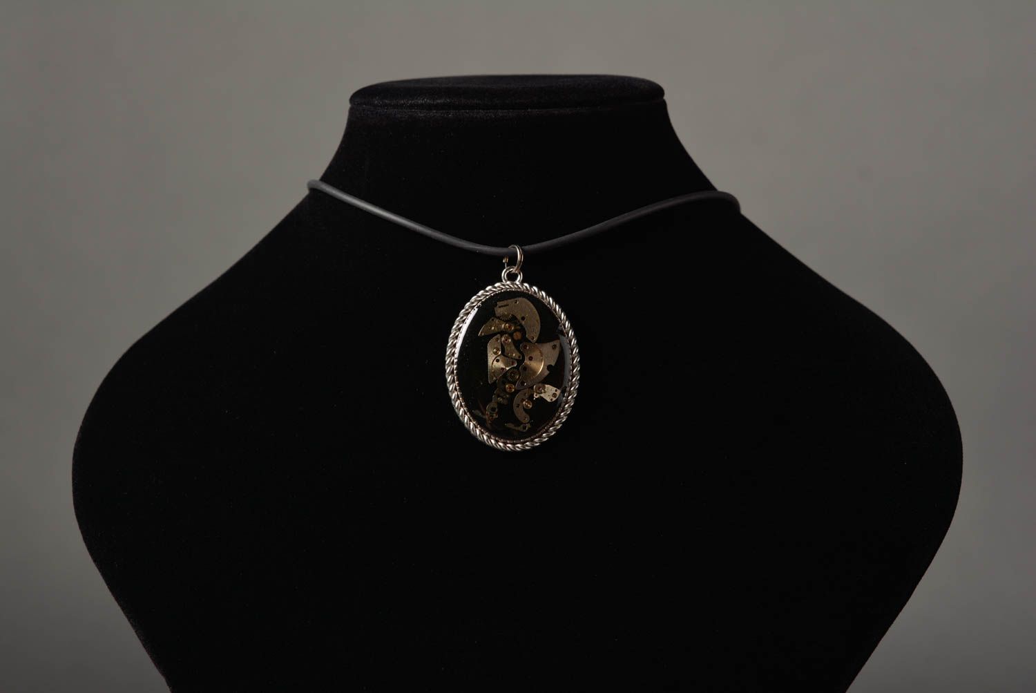 Pendentif ovale Bijoux fait main en métal style steampunk Accessoire femme photo 2