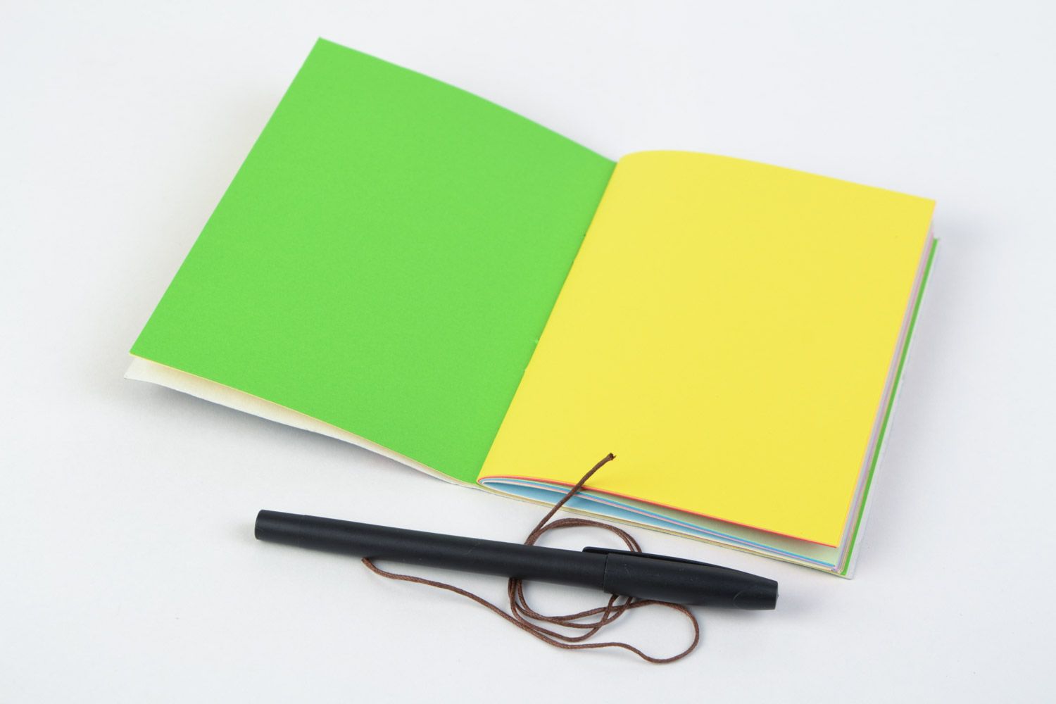 Sketchbook fait main avec 48 feuilles multicolores et magnifique couverture photo 4