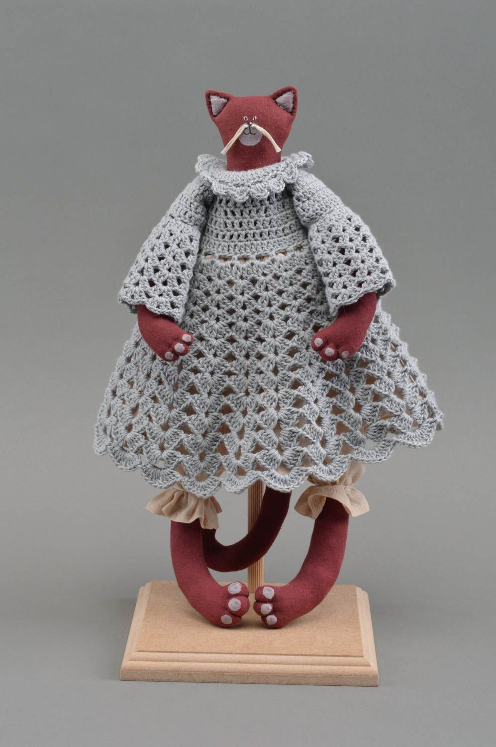 Textil Kuscheltier Katze rot im gehäkelten Kleid handmade schön originell foto 2