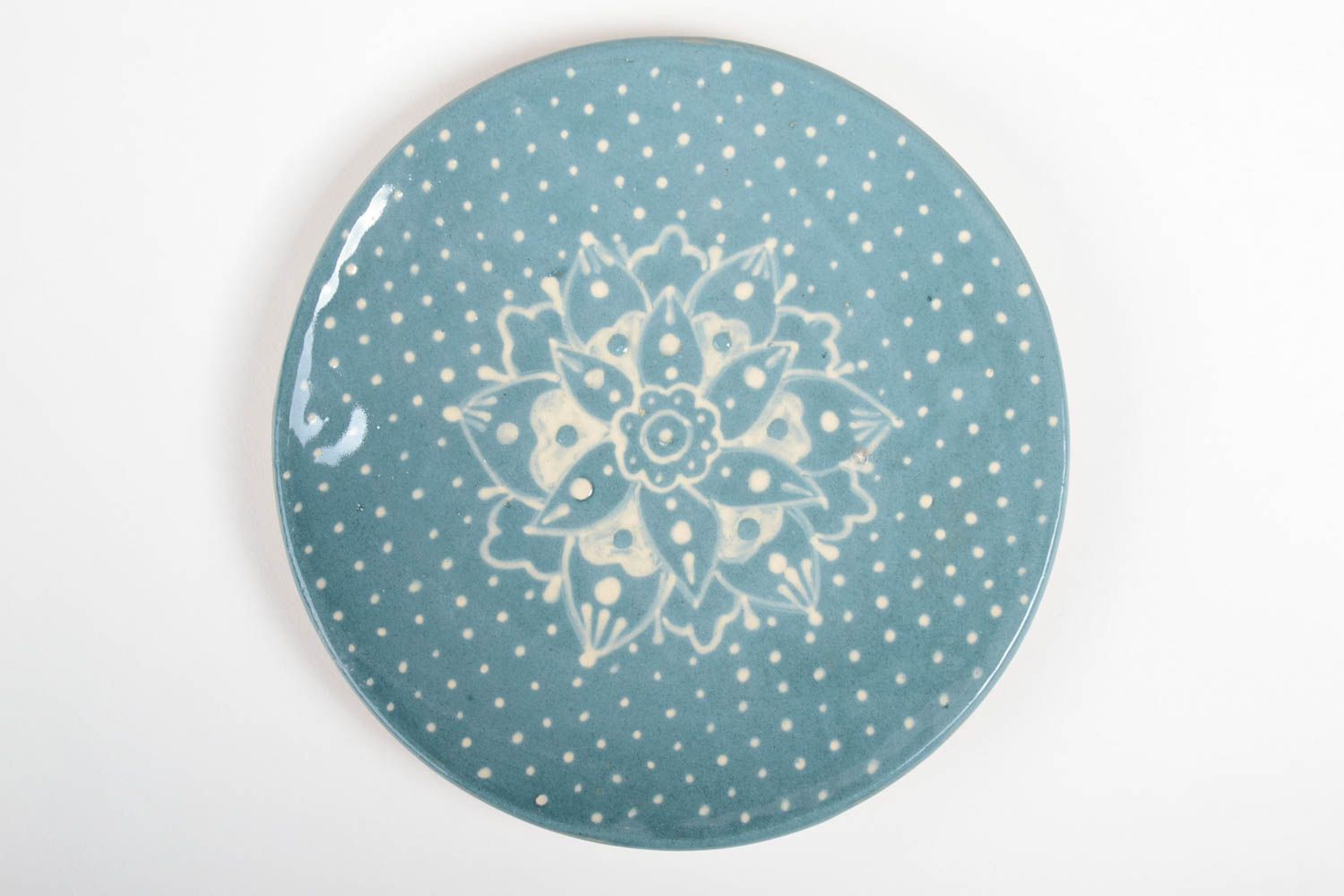 Голубая глиняная тарелка с ангобами и глазурью ручной работы расписная фото 2