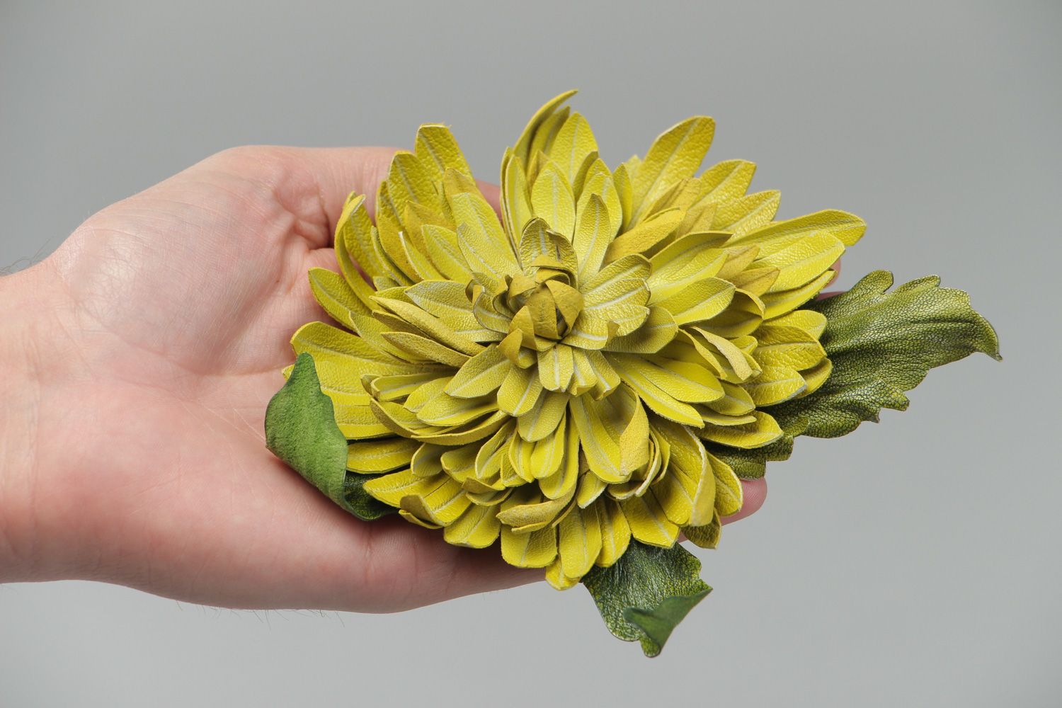 Желтая брошь из натуральной кожи в виде цветка крупная яркая фото 4