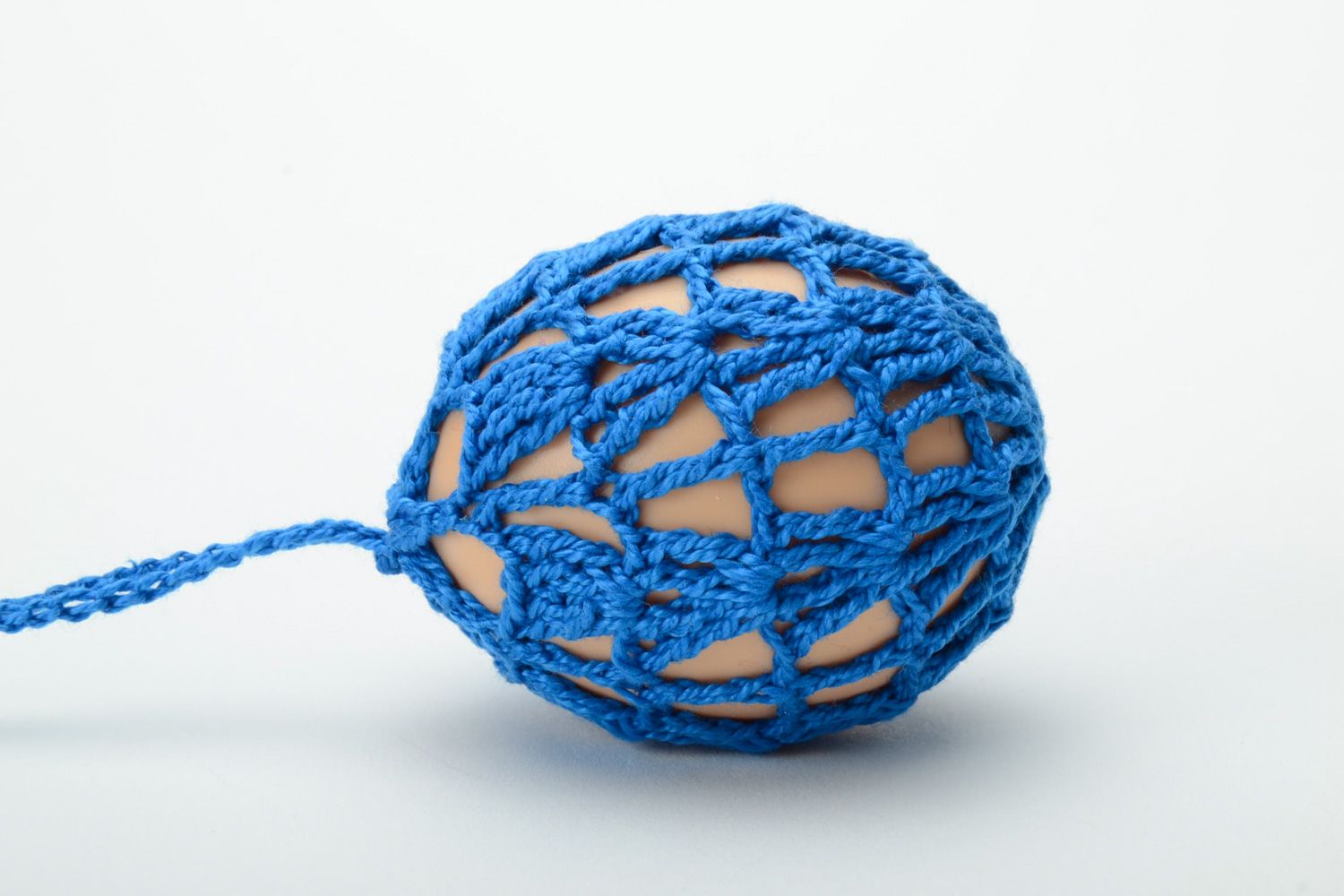 Пасхальное яйцо декоративное в ажурном синем чехле фото 4