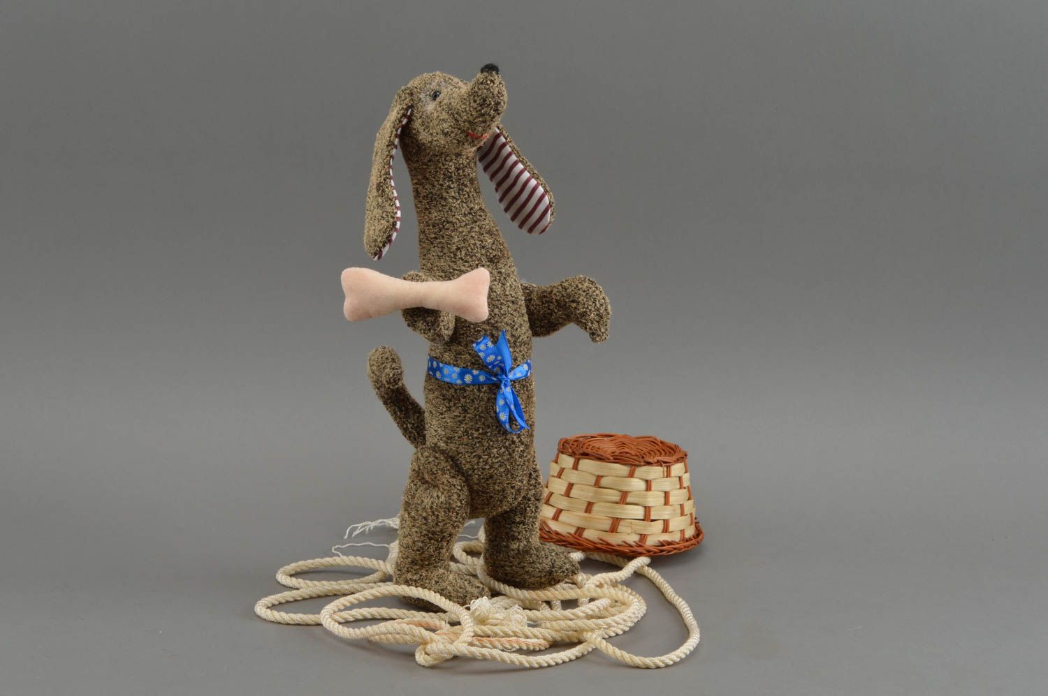 Peluche chien teckel en tissus amusante originale faite main pour enfant photo 1
