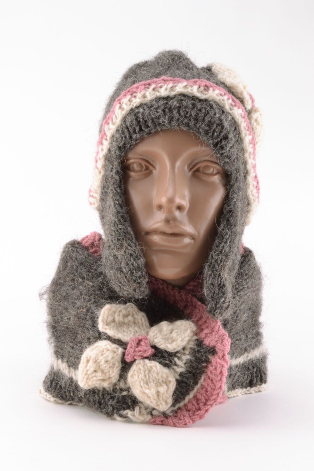 Warm woolen hat and scarf photo 1