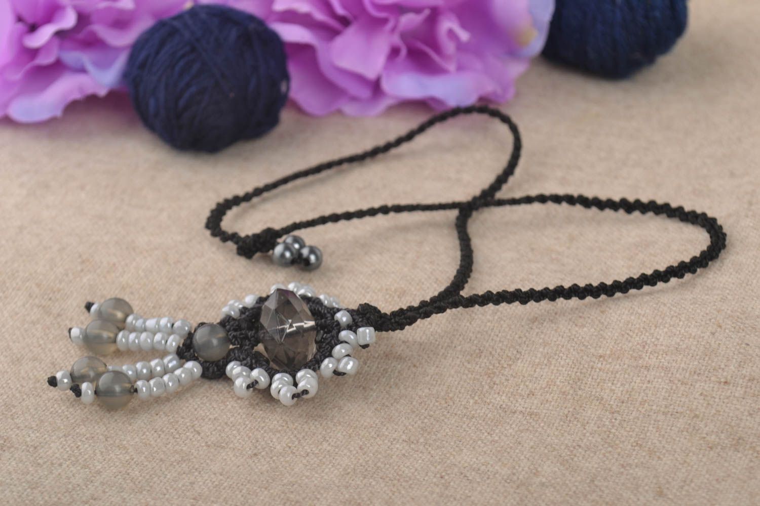 Pendentif noir Bijoux fait main Accessoire femme avec perles de rocaille photo 1
