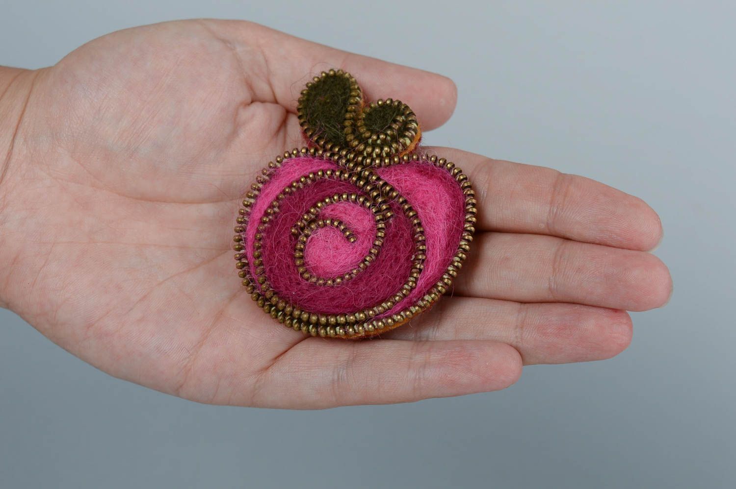 Broche pomme rose Bijou fait main en laine feutrée Cadeau pour femme stylée photo 5