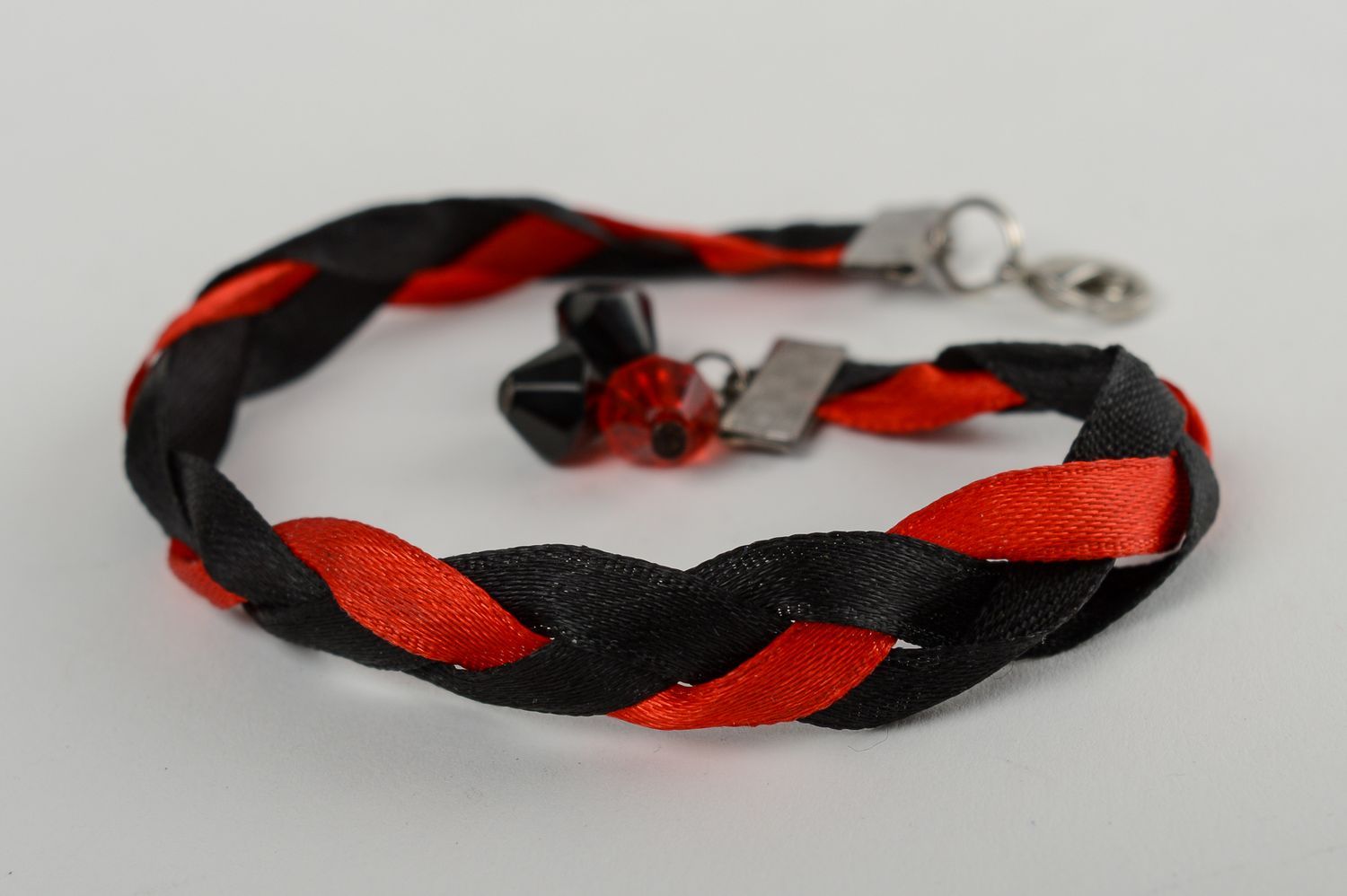 Браслет ручной работы женский браслет черный с красным браслет из лент фото 5