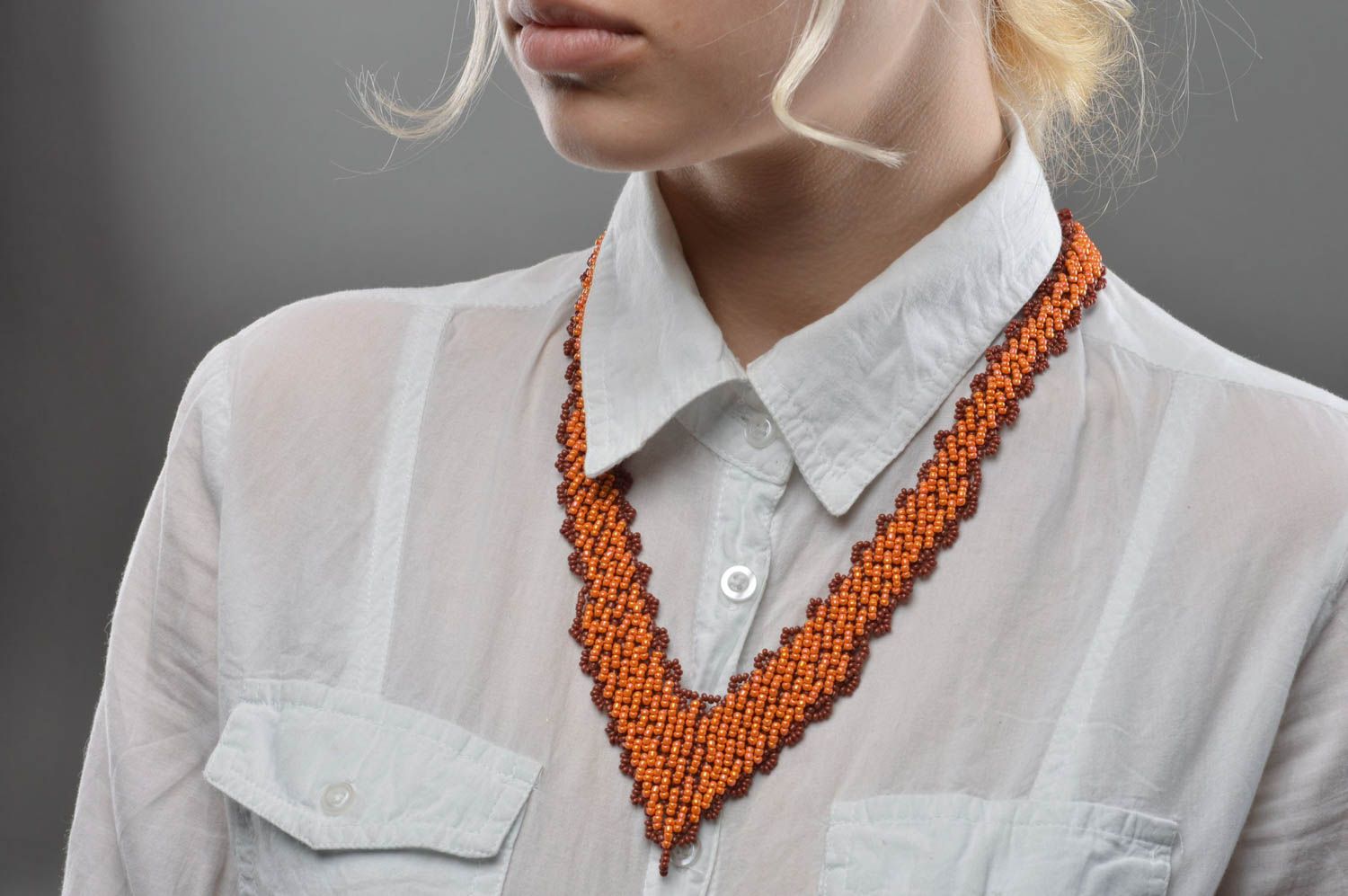 Ожерелье из бисера оранжевое с коричневым ручной работы авторского дизайна фото 5