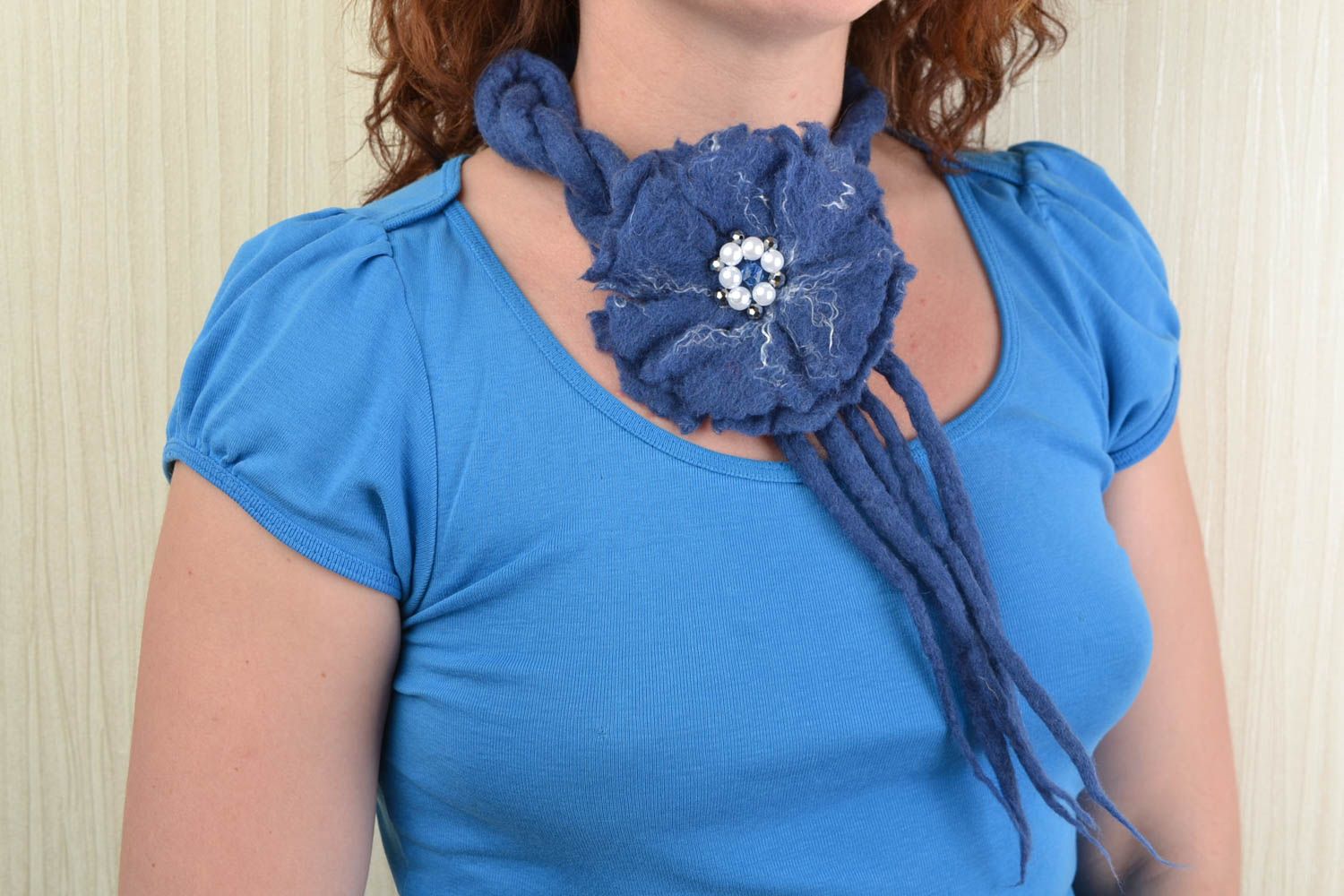 Collier en laine feutrée eau-savon bleu original avec fleur grande fait main photo 1