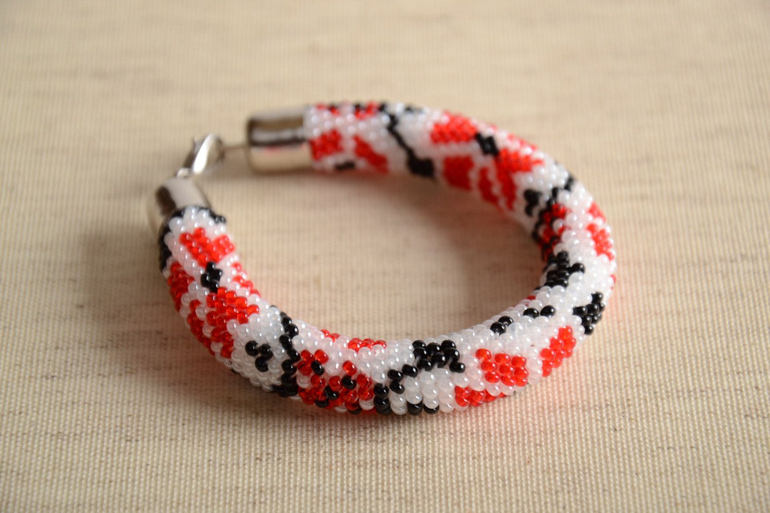 Bracelet ethnique en perles de rocaille au crochet blanc rouge noir fait main photo 1
