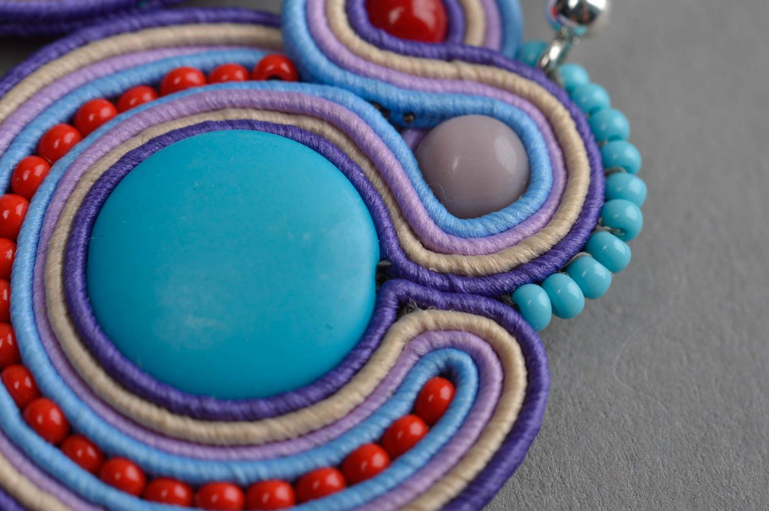 Boucles d'oreilles textiles multicolores avec perles fantaisie faites main photo 5