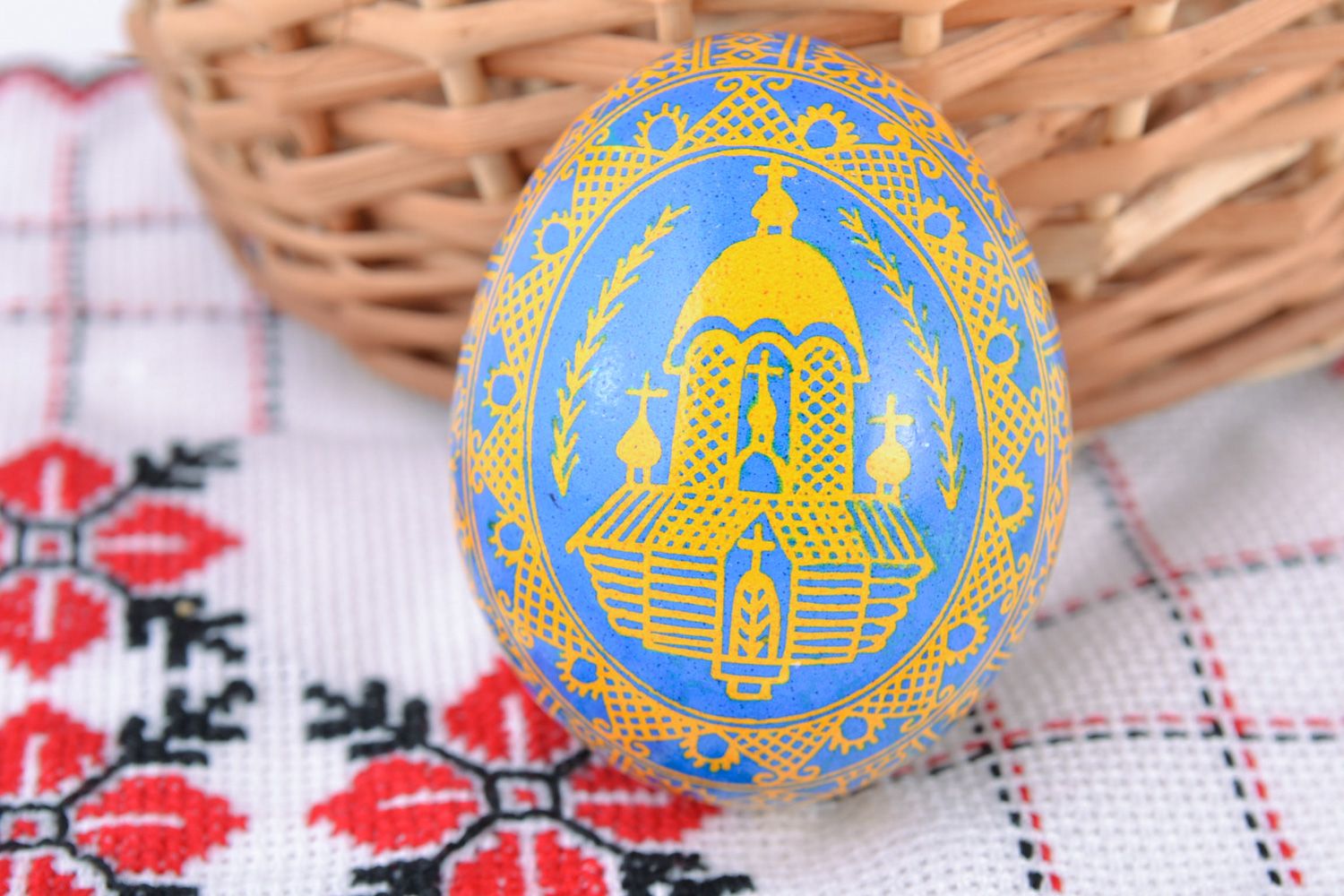 Oeuf de Pâques fait main original peint à l'acrylique ornementé avec église photo 1