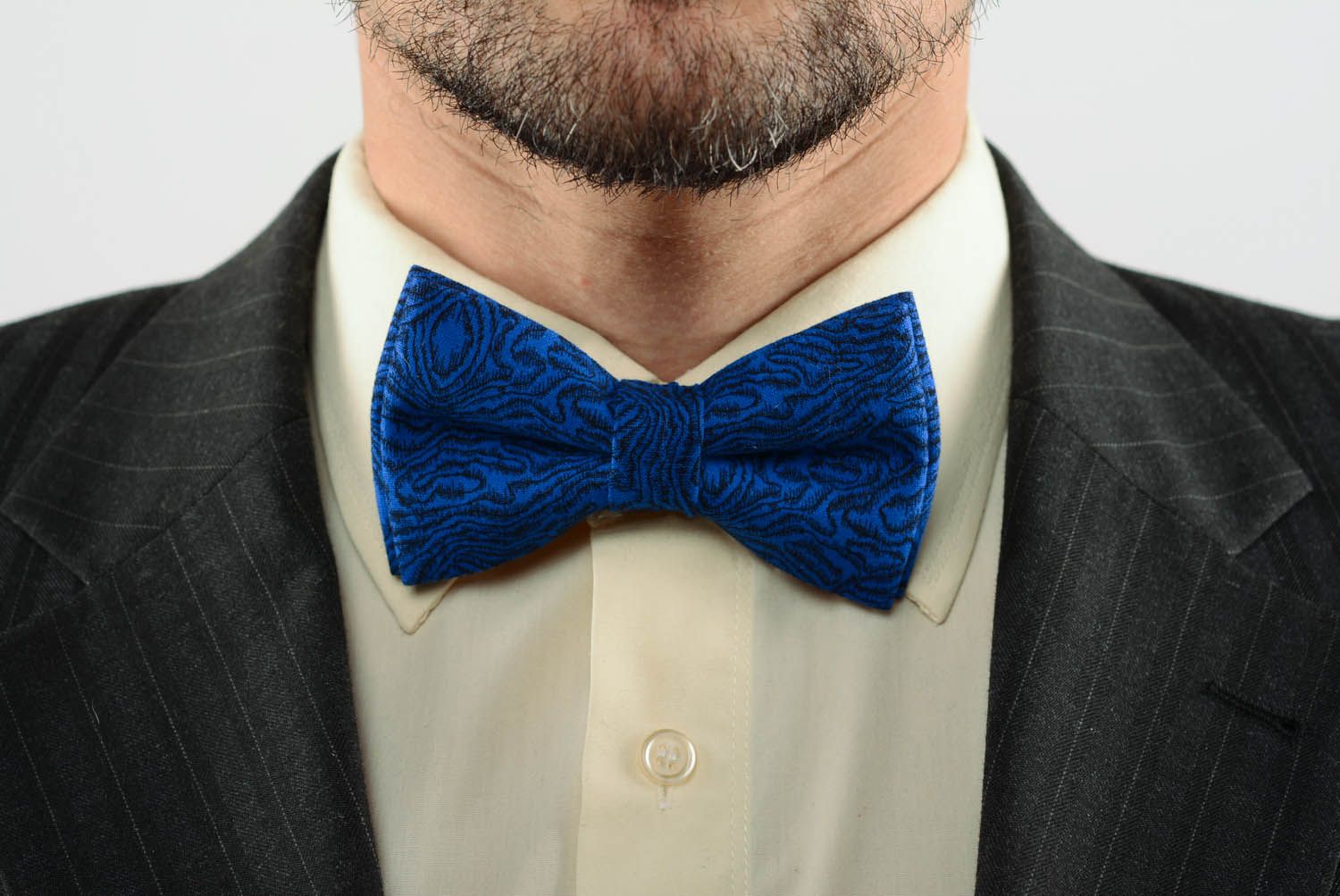 Gravata borboleta azul feita de tecido de algodão foto 1