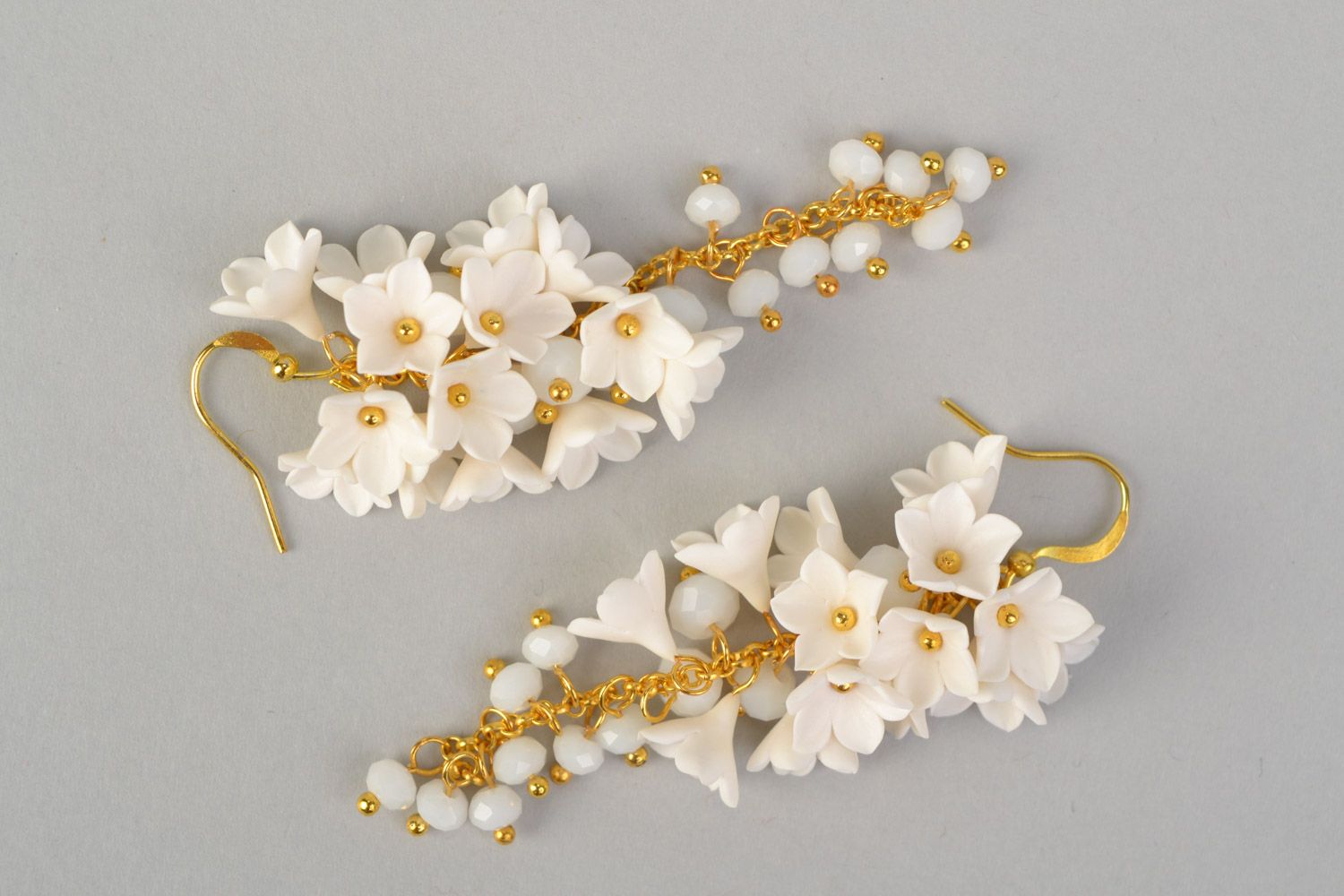 Handmade long dangling floral earrings of white color with crystal beads photo 3