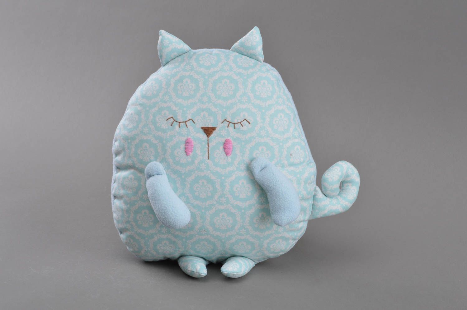Интерьерная игрушка-подушка из хлопковой ткани ручной работы голубенький котик фото 3