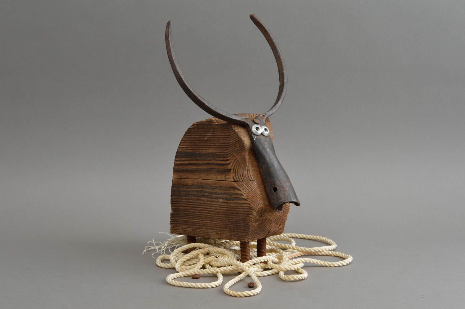 Figurine boeuf musqué en bois de pin et fonte faite main design original photo 1