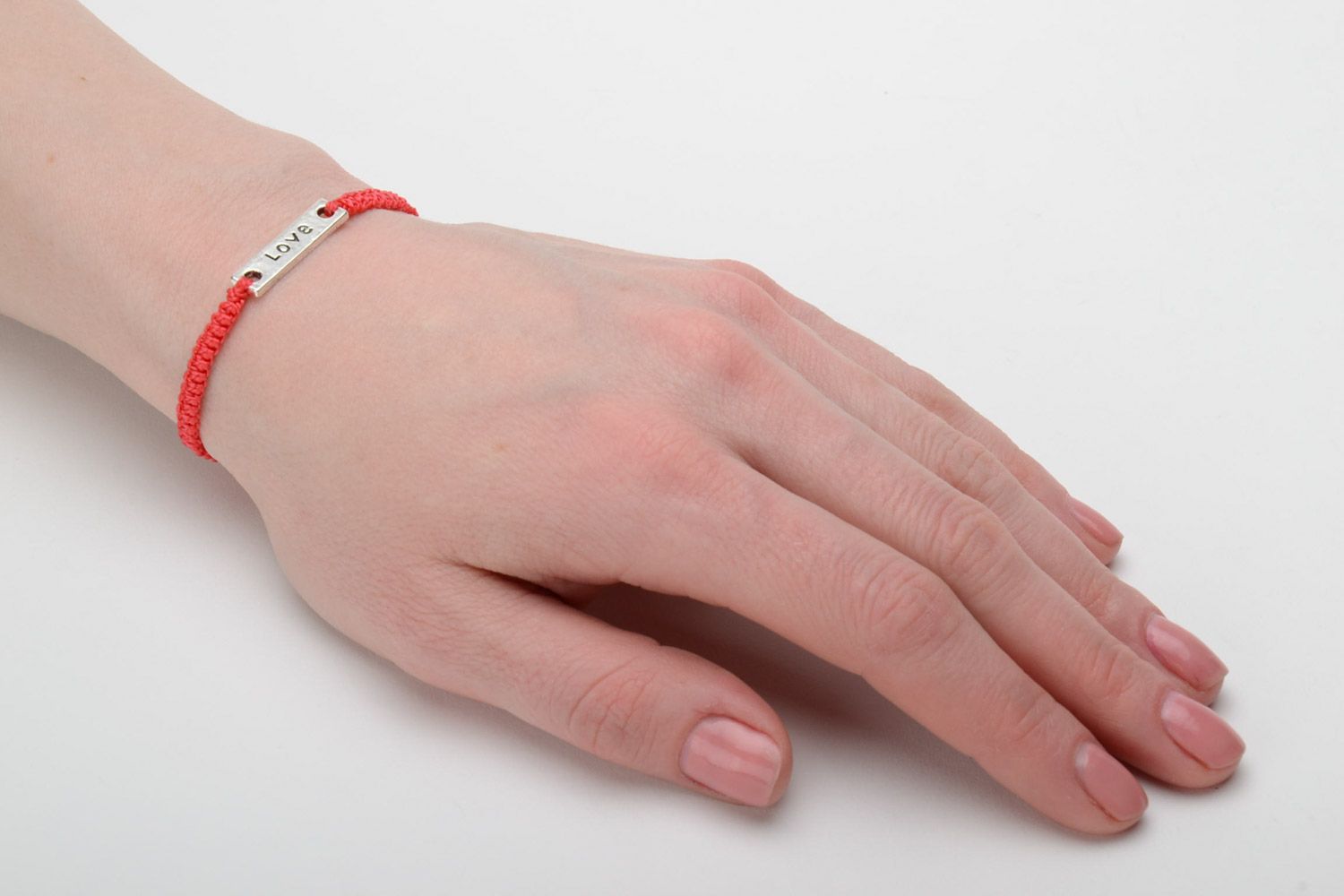 Rotes handgemachtes Armband aus Fäden in Makramee Technik mit Aufschrift love foto 2