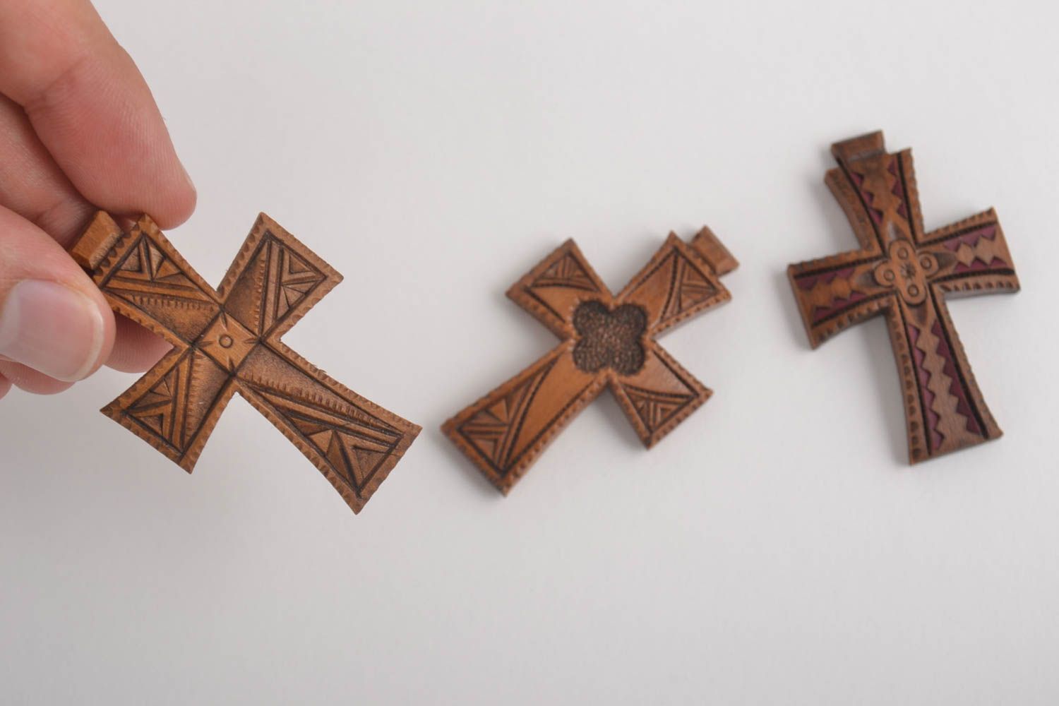 Croci di legno fatte a mano crocette intagliate originali in legno 3 pz foto 5