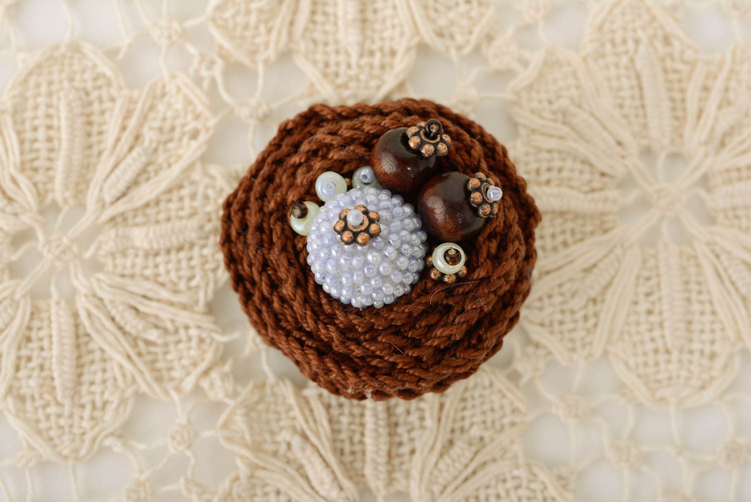 Broche fleur tricotée brune faite main perles de rocaille et bois bijou original photo 5