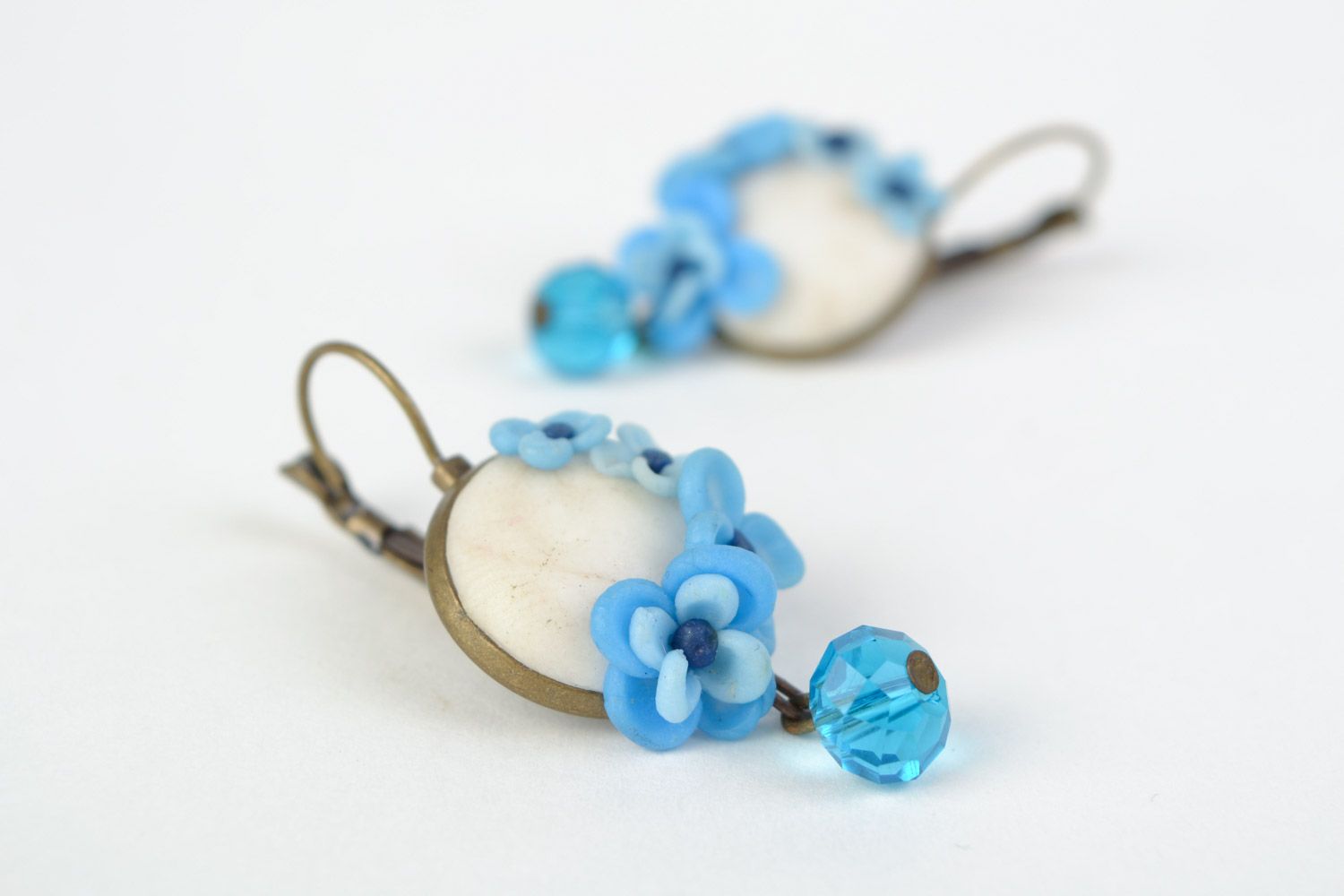 Pendientes originales hechos a mano de arcilla polimérica con flores azules foto 1