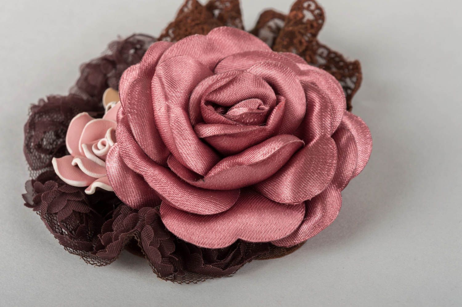 Текстильная брошь с цветами из полимерной глины и атласной розой ручной работы фото 4