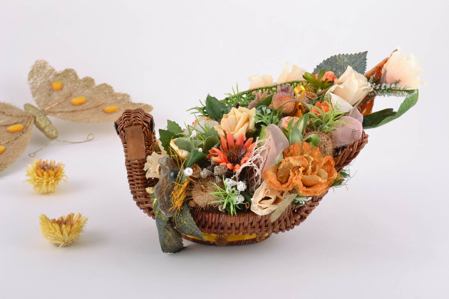 Composición de flores artificiales en cesta trenzada bonita poco común artesanal foto 1
