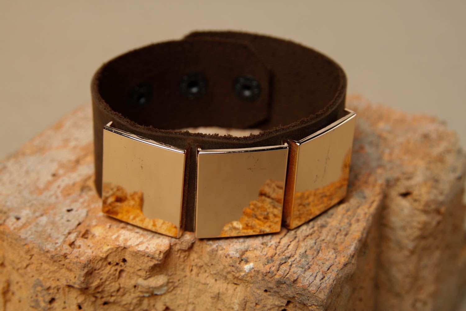 Handmade breites Armband aus Leder Designer Schmuck Accessoire für Frauen dunkel foto 1