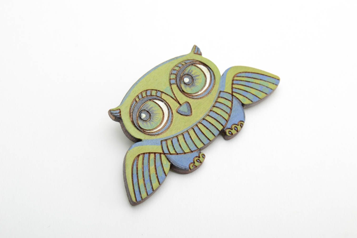 Handmade small wooden animal brooch painted with acrylics green flying owl photo 3