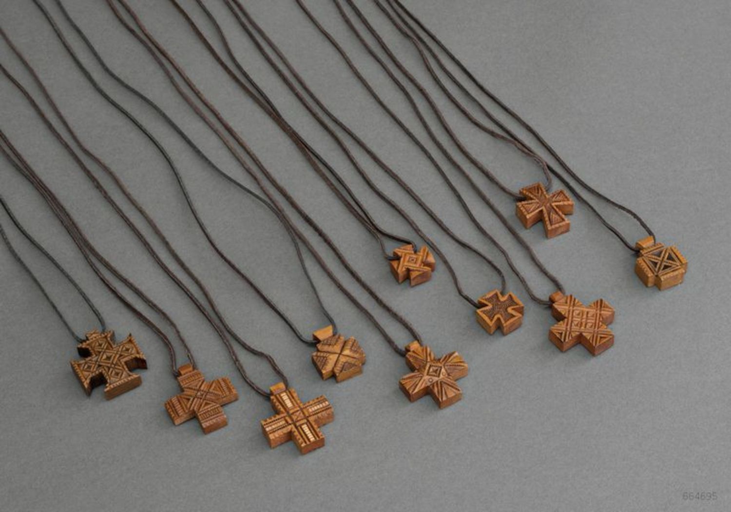 Pendentif croix en bois photo 4