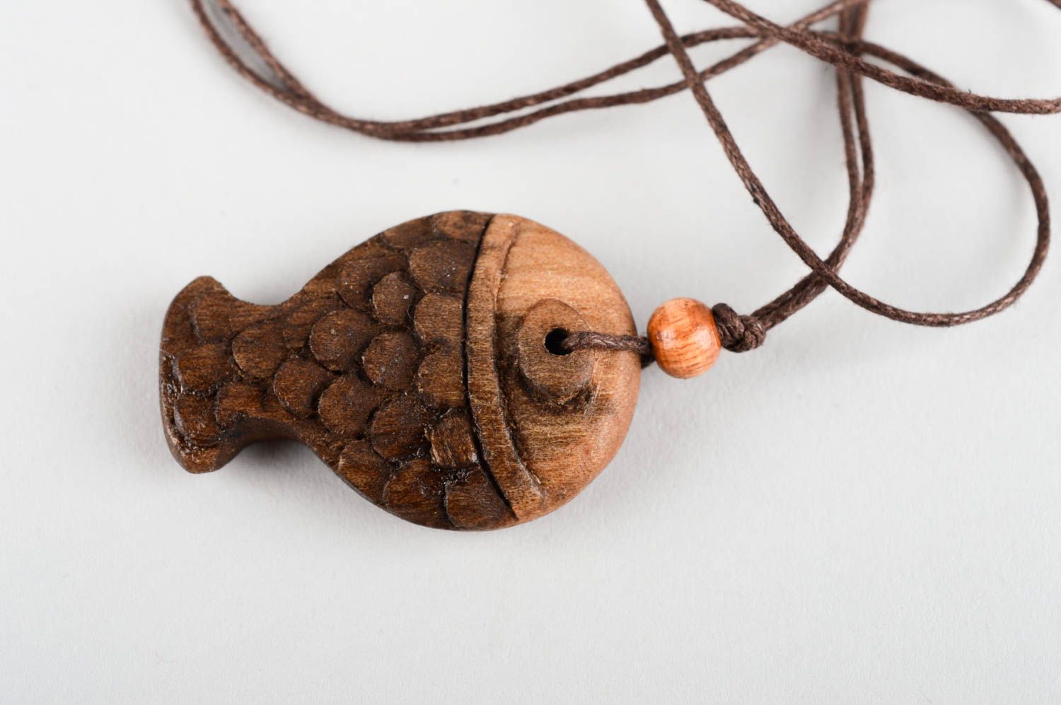 Кулон ручной работы аксессуар из дерева украшение на шею в виде маленькой рыбки фото 2