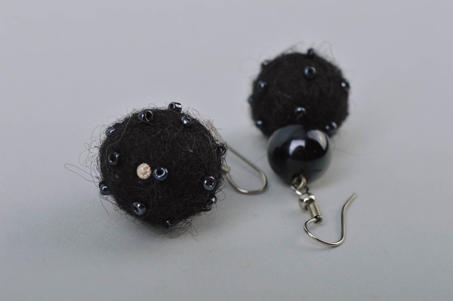 Boucles d'oreilles noires laine feutrée boules perles de rocaille faites main photo 5